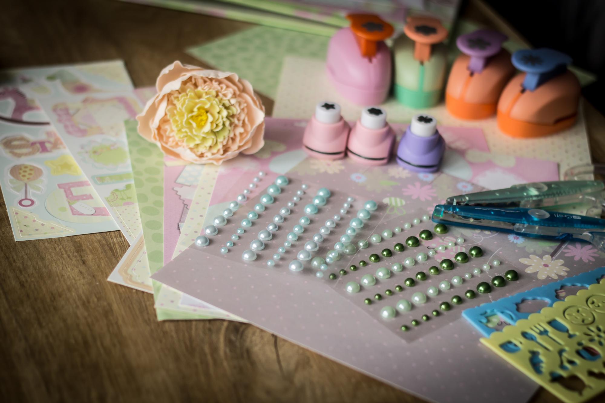 Werkstatt Tisch mit Stickmustern