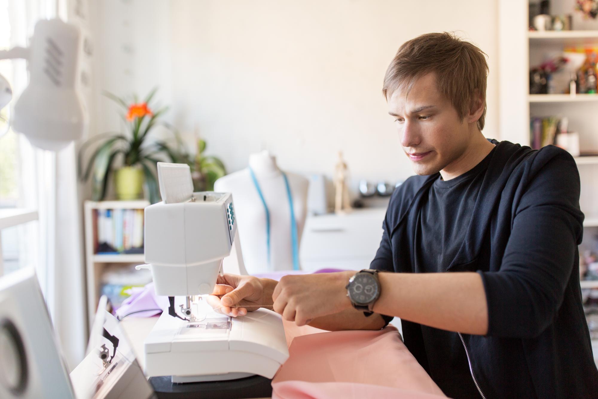 Technikerin beim Einstellen einer Stickmaschine